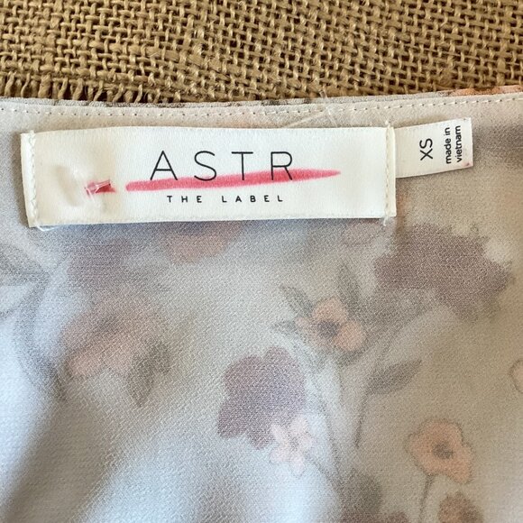 ASTR The Label Top Size XS Xsmall Floral Puff Sleeve Wrap Blouse‎ Taupe Rust - Picture 3 of 8
